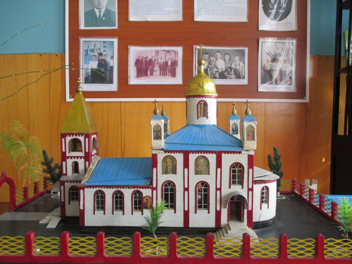 Макет храма Пресвятой Богородицы подарили прихожане для кабинета кубановедения 9 сентября 2013 г